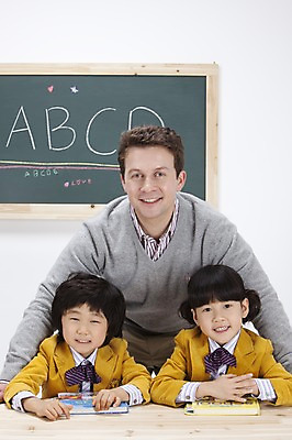 포토 JPG 스튜디오촬영 전신 서양인 백인 직업 문자 학생 알파벳 영어 여자 어린이교육 교육 남자 어린이 포즈 실내 영어교육 서기 사람 앉기 동양인 소녀 소년 상반신 책 세명 교사 칠판 한국인 책상 영어교사 원어민 어린이만 국내포토 외국인 가구 모션 인종 내부 파일형식