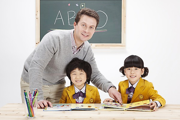 포토 JPG 스튜디오촬영 전신 서양인 백인 직업 문자 학생 알파벳 영어 여자 어린이교육 교육 남자 어린이 포즈 색연필 실내 영어교육 서기 사람 앉기 동양인 손짓 소녀 소년 상반신 책 세명 필기구 교사 칠판 한국인 가리킴 가르침 책상 연필꽂이 영어교사 원어민 어린이만 국내포토 외국인 가구 모션 문구용품 학용품 인종 내부 파일형식