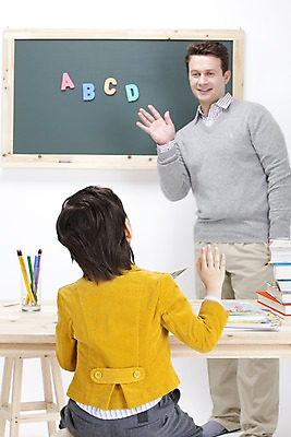 포토 JPG 스튜디오촬영 전신 서양인 백인 직업 문자 학생 알파벳 영어 어린이교육 교육 남자 어린이 색연필 실내 영어교육 서기 사람 앉기 동양인 손짓 소년 상반신 두명 뒷모습 책 필기구 연필 교사 칠판 한국인 인사 가르침 책상 연필꽂이 영어교사 원어민 남자만 어린이만 소년만 국내포토 외국인 뷰포인트 가구 모션 문구용품 학용품 인종 내부 예절 파일형식