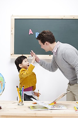 포토 JPG 스튜디오촬영 전신 서양인 백인 직업 문자 학생 알파벳 영어 어린이교육 교육 남자 어린이 실내 영어교육 서기 사람 앉기 동양인 손짓 소년 상반신 두명 책 필기구 연필 마주보기 파이팅 교사 칠판 한국인 책상 연필꽂이 영어교사 원어민 하이파이브 남자만 어린이만 소년만 국내포토 외국인 가구 모션 문구용품 학용품 인종 내부 파일형식