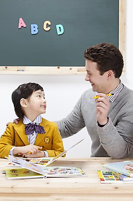 포토 JPG 스튜디오촬영 전신 서양인 백인 직업 문자 학생 알파벳 영어 어린이교육 교육 남자 어린이 실내 영어교육 들기 사람 앉기 동양인 소년 상반신 두명 책 필기구 연필 마주보기 교사 칠판 한국인 가르침 책상 영어교사 원어민 남자만 어린이만 소년만 국내포토 외국인 가구 모션 문구용품 학용품 인종 내부 파일형식