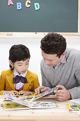 포토 JPG 스튜디오촬영 전신 서양인 백인 직업 문자 학생 알파벳 영어 어린이교육 교육 남자 어린이 실내 영어교육 사람 앉기 동양인 소년 상반신 두명 책 필기구 연필 교사 칠판 한국인 가르침 책상 영어교사 원어민 남자만 어린이만 소년만 국내포토 외국인 가구 모션 문구용품 학용품 인종 내부 파일형식 생활용품 오브젝트