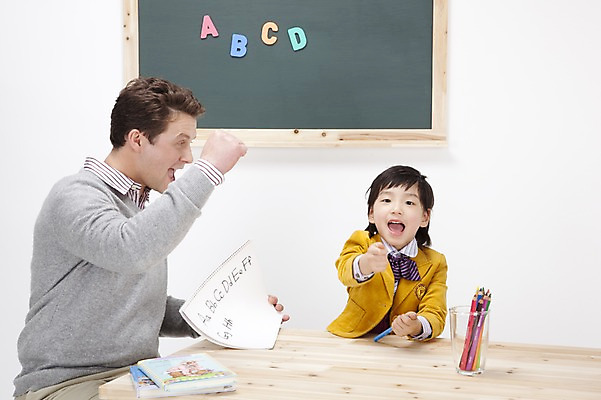 포토 JPG 스튜디오촬영 전신 서양인 백인 직업 문자 학생 알파벳 영어 어린이교육 교육 남자 어린이 색연필 실내 영어교육 사람 앉기 동양인 손짓 소년 상반신 두명 책 필기구 파이팅 교사 공책 칠판 한국인 가리킴 책상 연필꽂이 영어교사 원어민 남자만 어린이만 소년만 국내포토 외국인 가구 모션 문구용품 학용품 인종 내부 파일형식