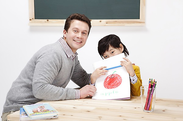 포토 JPG 스튜디오촬영 전신 서양인 백인 직업 학생 영어 어린이교육 교육 남자 어린이 포즈 색연필 실내 영어교육 사람 앉기 동양인 소년 상반신 두명 책 필기구 교사 칠판 한국인 사과 책상 스케치북 그림 연필꽂이 영어교사 원어민 도화지 남자만 어린이만 소년만 국내포토 외국인 문자 종이 가구 과일 모션 문구용품 학용품 인종 내부 파일형식