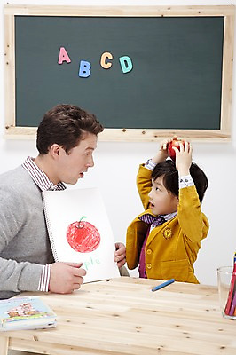 포토 JPG 스튜디오촬영 전신 서양인 백인 직업 문자 학생 알파벳 영어 어린이교육 교육 남자 어린이 과일 색연필 실내 영어교육 사람 앉기 동양인 소년 상반신 두명 책 필기구 교사 칠판 한국인 가르침 사과 책상 스케치북 그림 연필꽂이 영어교사 원어민 도화지 남자만 어린이만 소년만 국내포토 외국인 종이 가구 모션 문구용품 학용품 인종 내부 파일형식