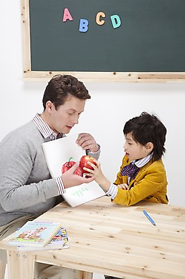 포토 JPG 스튜디오촬영 전신 서양인 백인 직업 문자 학생 알파벳 영어 어린이교육 교육 남자 어린이 과일 색연필 실내 영어교육 사람 앉기 동양인 소년 상반신 두명 책 필기구 교사 칠판 한국인 가르침 사과 책상 스케치북 그림 연필꽂이 영어교사 원어민 도화지 남자만 어린이만 소년만 국내포토 외국인 종이 가구 모션 문구용품 학용품 인종 내부 파일형식