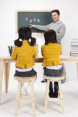 포토 JPG 스튜디오촬영 전신 서양인 백인 직업 문자 학생 알파벳 영어 여자 어린이교육 교육 남자 어린이 의자 수업 색연필 실내 영어교육 사람 앉기 동양인 손짓 소녀 소년 뒷모습 책 세명 필기구 교사 칠판 가리킴 가르침 책상 연필꽂이 영어교사 원어민 어린이만 국내포토 외국인 뷰포인트 가구 모션 문구용품 학용품 인종 내부 파일형식