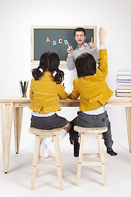 포토 JPG 스튜디오촬영 전신 서양인 백인 직업 문자 1 학생 알파벳 영어 여자 어린이교육 교육 남자 어린이 의자 수업 색연필 실내 영어교육 사람 앉기 동양인 손짓 소녀 소년 뒷모습 책 세명 필기구 교사 칠판 발표 가르침 책상 연필꽂이 영어교사 원어민 어린이만 국내포토 외국인 뷰포인트 가구 모션 문구용품 학용품 인종 내부 파일형식