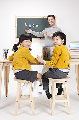 포토 JPG 스튜디오촬영 전신 서양인 백인 직업 문자 학생 알파벳 영어 여자 어린이교육 교육 남자 어린이 의자 수업 색연필 실내 영어교육 사람 앉기 동양인 손짓 소녀 소년 뒷모습 책 세명 필기구 교사 칠판 한국인 가리킴 뒤돌아보기 가르침 책상 연필꽂이 영어교사 원어민 어린이만 국내포토 외국인 뷰포인트 가구 모션 문구용품 학용품 인종 내부 파일형식