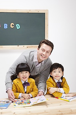 포토 JPG 스튜디오촬영 전신 서양인 백인 직업 문자 학생 알파벳 영어 여자 어린이교육 교육 남자 어린이 포즈 실내 영어교육 사람 앉기 동양인 소녀 소년 상반신 책 세명 교사 칠판 한국인 책상 영어교사 원어민 어린이만 국내포토 외국인 가구 모션 인종 내부 파일형식