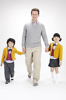 포토 JPG 스튜디오촬영 전신 서양인 백인 직업 학생 영어 여자 어린이교육 교육 남자 어린이 실내 영어교육 누끼 사람 동양인 소녀 소년 세명 걷기 교사 한국인 영어교사 원어민 어린이만 국내포토 외국인 문자 모션 인종 내부 파일형식