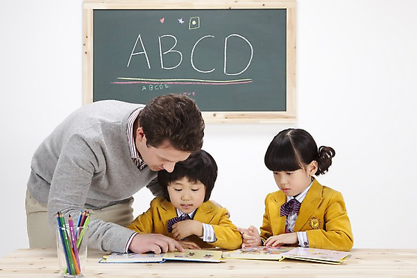 포토 JPG 스튜디오촬영 전신 서양인 백인 직업 문자 학생 알파벳 영어 여자 어린이교육 교육 남자 어린이 색연필 실내 영어교육 사람 동양인 손짓 소녀 소년 상반신 책 세명 필기구 교사 칠판 한국인 가리킴 가르침 책상 연필꽂이 영어교사 원어민 어린이만 국내포토 외국인 가구 모션 문구용품 학용품 인종 내부 파일형식