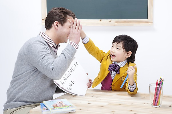 포토 JPG 스튜디오촬영 전신 서양인 백인 직업 학생 영어 어린이교육 교육 남자 어린이 색연필 실내 영어교육 사람 앉기 동양인 손짓 소년 상반신 두명 책 필기구 파이팅 교사 공책 칠판 한국인 책상 연필꽂이 영어교사 원어민 하이파이브 남자만 어린이만 소년만 국내포토 외국인 문자 가구 모션 문구용품 학용품 인종 내부 파일형식 생활용품 오브젝트