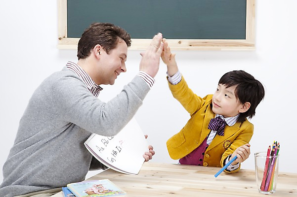 포토 JPG 스튜디오촬영 전신 서양인 백인 직업 학생 영어 어린이교육 교육 남자 어린이 색연필 실내 영어교육 사람 앉기 동양인 손짓 소년 상반신 두명 책 필기구 파이팅 교사 공책 칠판 한국인 책상 연필꽂이 영어교사 원어민 하이파이브 남자만 어린이만 소년만 국내포토 외국인 문자 가구 모션 문구용품 학용품 인종 내부 파일형식