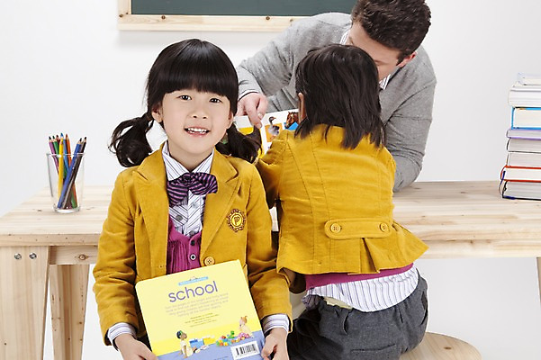 포토 JPG 스튜디오촬영 전신 서양인 백인 직업 학생 영어 여자 어린이교육 교육 남자 어린이 의자 수업 색연필 실내 영어교육 들기 사람 동양인 소녀 소년 상반신 뒷모습 책 세명 필기구 교사 한국인 가르침 책상 연필꽂이 영어교사 원어민 영어책 어린이만 국내포토 외국인 문자 뷰포인트 가구 모션 문구용품 학용품 인종 내부 파일형식 생활용품 오브젝트