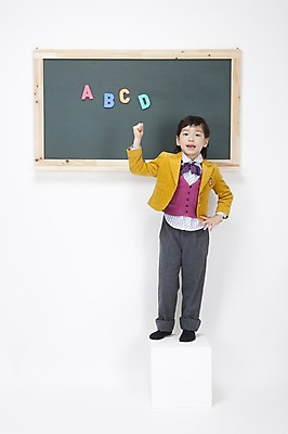 포토 JPG 스튜디오촬영 전신 문자 알파벳 영어 어린이교육 교육 남자 교복 초등학생 어린이 실내 영어교육 한명 서기 누끼 사람 동양인 손짓 소년 칠판 한국인 발표 받침대 남자만 남자한명만 어린이만 소년만 소년한명만 국내포토 1 학생 옷 모션 인종 내부 파일형식