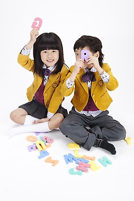 포토 JPG 스튜디오촬영 전신 문자 알파벳 영어 여자 어린이교육 교육 남자 교복 어린이 놀이 실내 영어교육 들기 사람 동양인 손짓 소녀 소년 두명 한국인 무릎꿇기 가부좌 어린이만 국내포토 옷 모션 앉기 인종 내부 파일형식