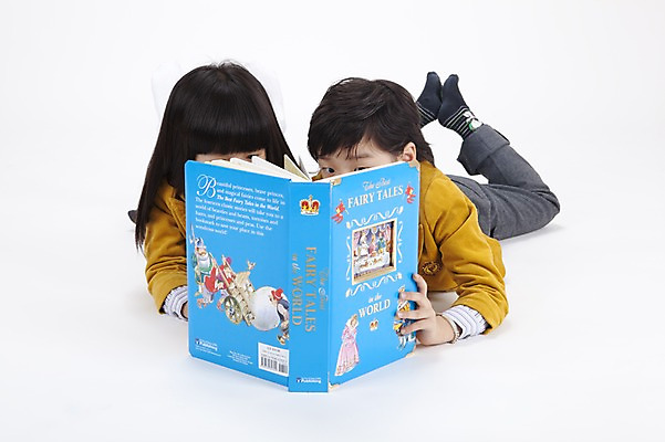 포토 JPG 스튜디오촬영 전신 여자 어린이교육 교육 남자 교복 어린이 엎드리기 실내 영어교육 누끼 사람 동양인 소녀 소년 두명 책 한국인 영어책 어린이만 국내포토 영어 옷 모션 인종 내부 파일형식