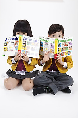 포토 JPG 스튜디오촬영 전신 여자 어린이교육 교육 남자 교복 어린이 실내 영어교육 들기 사람 앉기 동양인 소녀 소년 두명 책 한국인 영어책 어린이만 국내포토 영어 옷 모션 인종 내부 파일형식