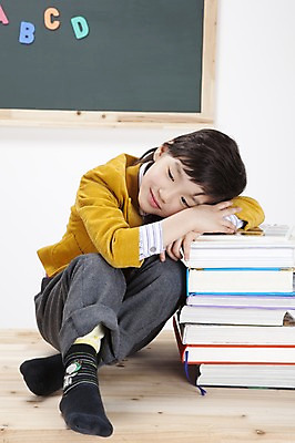 포토 JPG 스튜디오촬영 전신 문자 알파벳 영어 어린이교육 교육 남자 교복 초등학생 어린이 실내 영어교육 한명 사람 앉기 동양인 소년 책 칠판 한국인 책상 남자만 남자한명만 어린이만 소년만 소년한명만 국내포토 1 학생 옷 가구 모션 인종 내부 파일형식