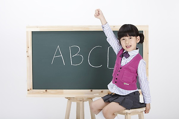 포토 JPG 스튜디오촬영 문자 알파벳 영어 여자 어린이교육 교육 교복 초등학생 어린이 실내 영어교육 한명 사람 앉기 동양인 손짓 소녀 상반신 칠판 한국인 발표 분필 여자만 여자한명만 어린이만 소녀만 소녀한명만 국내포토 1 학생 옷 모션 인종 내부 초크 파일형식