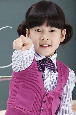 포토 JPG 스튜디오촬영 여자 어린이교육 교육 교복 초등학생 어린이 실내 영어교육 한명 사람 동양인 손짓 소녀 근접촬영 상반신 칠판 한국인 가리킴 지목 여자만 여자한명만 어린이만 소녀만 소녀한명만 국내포토 1 학생 영어 옷 뷰포인트 모션 인종 내부 파일형식