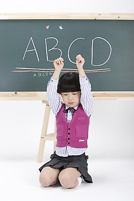 포토 JPG 스튜디오촬영 전신 문자 알파벳 영어 여자 어린이교육 교육 교복 초등학생 어린이 실내 영어교육 한명 누끼 사람 앉기 동양인 손짓 소녀 손들기 칠판 한국인 무릎꿇기 분필 벌서기 여자만 여자한명만 어린이만 소녀만 소녀한명만 국내포토 1 학생 옷 모션 인종 내부 체벌 초크 파일형식