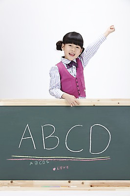 포토 JPG 스튜디오촬영 문자 알파벳 영어 여자 어린이교육 교육 교복 초등학생 어린이 실내 영어교육 한명 사람 동양인 손짓 소녀 상반신 칠판 한국인 발표 알림 분필 여자만 여자한명만 어린이만 소녀만 소녀한명만 국내포토 1 학생 옷 모션 인종 내부 초크 파일형식