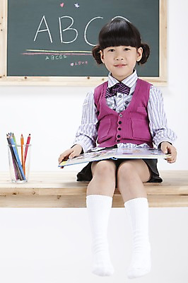 포토 JPG 스튜디오촬영 전신 문자 알파벳 영어 여자 어린이교육 교육 교복 초등학생 어린이 색연필 실내 영어교육 한명 사람 앉기 동양인 소녀 책 필기구 칠판 한국인 책상 분필 연필꽂이 여자만 여자한명만 어린이만 소녀만 소녀한명만 국내포토 1 학생 옷 가구 모션 문구용품 학용품 인종 내부 초크 파일형식