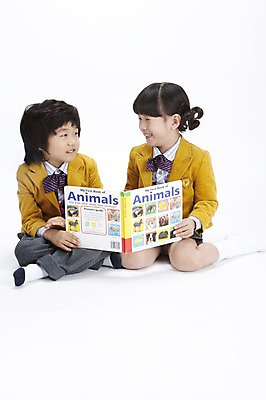 포토 JPG 스튜디오촬영 전신 영어 여자 어린이교육 교육 남자 교복 어린이 실내 영어교육 사람 동양인 소녀 소년 두명 책 한국인 무릎꿇기 가부좌 영어책 어린이만 국내포토 문자 옷 모션 앉기 인종 내부 파일형식