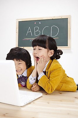 포토 JPG 스튜디오촬영 문자 알파벳 영어 여자 어린이교육 교육 남자 교복 어린이 실내 영어교육 사람 앉기 동양인 소녀 소년 상반신 두명 노트북 컴퓨터 칠판 한국인 책상 분필 e러닝 어린이만 국내포토 옷 가구 모션 인종 내부 전자제품 초크 파일형식