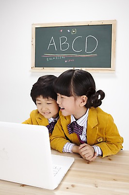 포토 JPG 스튜디오촬영 문자 알파벳 영어 여자 어린이교육 교육 남자 교복 어린이 실내 영어교육 사람 앉기 동양인 소녀 소년 상반신 두명 노트북 컴퓨터 칠판 한국인 책상 분필 e러닝 어린이만 국내포토 옷 가구 모션 인종 내부 전자제품 초크 파일형식