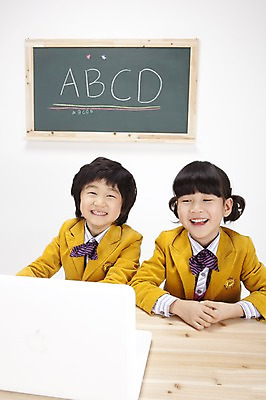 포토 JPG 스튜디오촬영 문자 알파벳 영어 여자 어린이교육 교육 남자 교복 어린이 실내 영어교육 사람 앉기 동양인 소녀 소년 상반신 두명 노트북 컴퓨터 칠판 한국인 책상 분필 e러닝 어린이만 국내포토 옷 가구 모션 인종 내부 전자제품 초크 파일형식