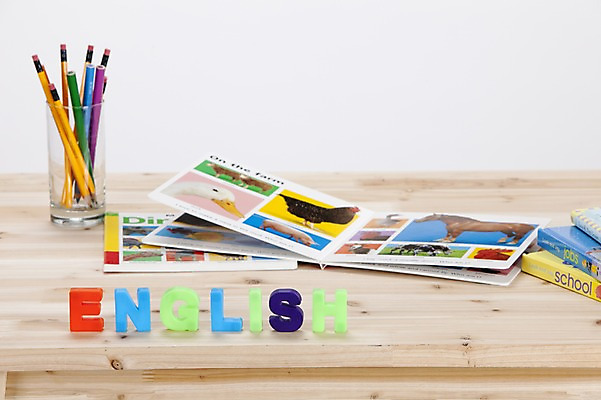 포토 JPG 스튜디오촬영 문자 알파벳 영어 어린이교육 교육 교복 색연필 실내 영어교육 사람없음 책 필기구 연필 책상 유아교육 연필꽂이 국내포토 옷 가구 문구용품 학용품 내부 파일형식