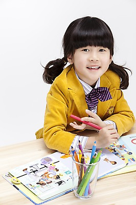 포토 JPG 스튜디오촬영 여자 어린이교육 교육 교복 초등학생 어린이 색연필 실내 영어교육 한명 사람 앉기 동양인 소녀 상반신 책 필기구 한국인 책상 연필꽂이 여자만 여자한명만 어린이만 소녀만 소녀한명만 국내포토 1 학생 영어 옷 가구 모션 문구용품 학용품 인종 내부 파일형식