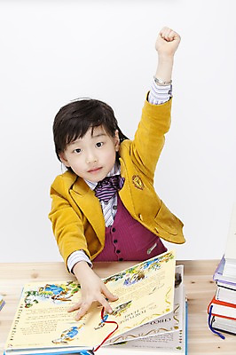 포토 JPG 스튜디오촬영 어린이교육 교육 남자 교복 초등학생 어린이 실내 영어교육 한명 사람 앉기 동양인 손짓 소년 상반신 책 한국인 발표 책상 영어책 남자만 남자한명만 어린이만 소년만 소년한명만 국내포토 1 학생 영어 옷 가구 모션 인종 내부 파일형식