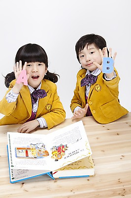포토 JPG 스튜디오촬영 영어 여자 어린이교육 교육 남자 교복 어린이 실내 영어교육 들기 사람 앉기 동양인 손짓 소녀 소년 상반신 두명 책 한국인 책상 영어책 어린이만 국내포토 문자 옷 가구 모션 인종 내부 파일형식