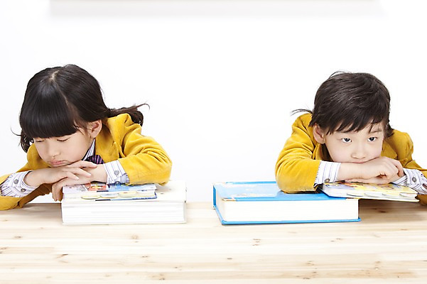 포토 JPG 스튜디오촬영 여자 어린이교육 교육 남자 교복 어린이 엎드리기 실내 영어교육 사람 앉기 동양인 소녀 소년 상반신 두명 책 턱괴기 한국인 책상 갈등 어린이만 국내포토 영어 옷 가구 모션 인종 내부 파일형식