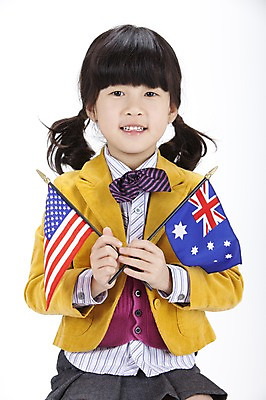 포토 JPG 스튜디오촬영 여자 어린이교육 교육 교복 초등학생 어린이 실내 영어교육 한명 들기 누끼 사람 동양인 소녀 상반신 한국인 깃발 성조기 국기 호주국기 여자만 여자한명만 어린이만 소녀만 소녀한명만 국내포토 1 학생 영어 옷 모션 인종 내부 파일형식