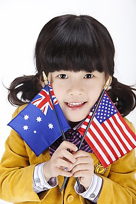 포토 JPG 스튜디오촬영 영어 여자 어린이교육 교육 교복 초등학생 어린이 실내 영어교육 한명 들기 사람 동양인 소녀 근접촬영 상반신 한국인 깃발 성조기 국기 호주국기 여자만 여자한명만 어린이만 소녀만 소녀한명만 국내포토 문자 1 학생 옷 뷰포인트 모션 인종 내부 파일형식