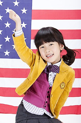 포토 JPG 스튜디오촬영 영어 여자 어린이교육 교육 교복 초등학생 어린이 실내 영어교육 한명 누끼 사람 동양인 손짓 소녀 상반신 한국인 깃발 발표 성조기 국기 여자만 여자한명만 어린이만 소녀만 소녀한명만 국내포토 문자 1 학생 옷 모션 인종 내부 파일형식