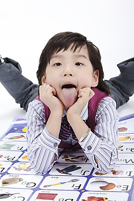 포토 JPG 스튜디오촬영 문자 알파벳 영어 어린이교육 교육 남자 교복 초등학생 어린이 엎드리기 장난 실내 영어교육 한명 사람 동양인 근접촬영 소년 상반신 신체부위 턱괴기 한국인 혀 남자만 남자한명만 어린이만 소년만 소년한명만 국내포토 1 학생 옷 뷰포인트 모션 인종 내부 입 파일형식