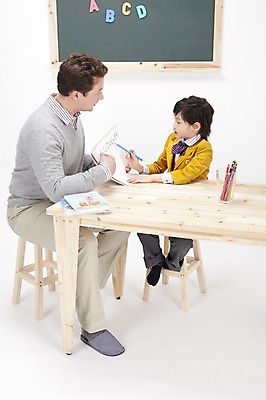 포토 JPG 스튜디오촬영 전신 서양인 백인 직업 문자 알파벳 어린이교육 교육 남자 어린이 의자 색연필 실내 영어교육 사람 앉기 동양인 소년 두명 책 필기구 교사 공책 칠판 한국인 가리킴 가르침 책상 연필꽂이 영어교사 원어민 남자만 어린이만 소년만 국내포토 외국인 영어 가구 모션 문구용품 학용품 인종 손짓 내부 파일형식