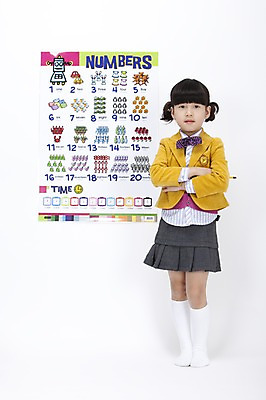 포토 JPG 스튜디오촬영 전신 영어 여자 어린이교육 교육 교복 초등학생 어린이 실내 영어교육 한명 서기 누끼 사람 동양인 소녀 숫자 팔짱 한국인 그림 숫자표 여자만 여자한명만 어린이만 소녀만 소녀한명만 국내포토 문자 1 학생 옷 모션 인종 내부 파일형식