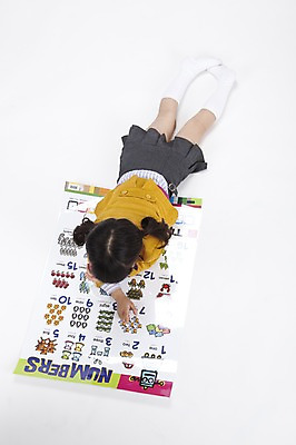 포토 JPG 스튜디오촬영 전신 여자 어린이교육 교육 교복 초등학생 어린이 엎드리기 실내 영어교육 한명 누끼 사람 동양인 소녀 뒷모습 하이앵글 숫자 한국인 그림 숫자표 여자만 여자한명만 어린이만 소녀만 소녀한명만 국내포토 문자 1 학생 영어 옷 뷰포인트 모션 인종 내부 파일형식