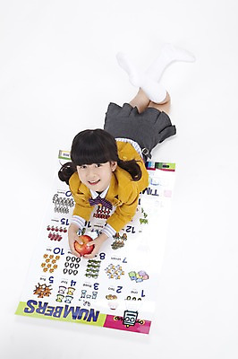 포토 JPG 스튜디오촬영 전신 여자 어린이교육 교육 교복 초등학생 어린이 엎드리기 과일 실내 영어교육 한명 누끼 사람 동양인 소녀 하이앵글 숫자 한국인 사과 그림 숫자표 여자만 여자한명만 어린이만 소녀만 소녀한명만 국내포토 문자 1 학생 영어 옷 뷰포인트 모션 인종 내부 파일형식