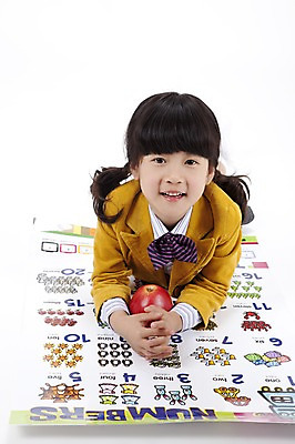 포토 JPG 스튜디오촬영 전신 여자 어린이교육 교육 교복 초등학생 어린이 엎드리기 과일 실내 영어교육 한명 사람 동양인 소녀 숫자 한국인 사과 그림 숫자표 여자만 여자한명만 어린이만 소녀만 소녀한명만 국내포토 문자 1 학생 영어 옷 모션 인종 내부 파일형식