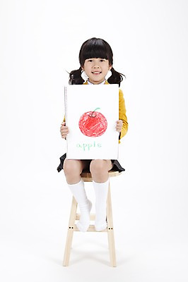 포토 JPG 스튜디오촬영 전신 여자 어린이교육 교육 교복 초등학생 어린이 의자 실내 영어교육 한명 들기 누끼 사람 앉기 동양인 소녀 단어 한국인 사과 스케치북 그림 도화지 여자만 여자한명만 어린이만 소녀만 소녀한명만 국내포토 문자 1 학생 영어 옷 종이 가구 과일 모션 학용품 인종 내부 파일형식