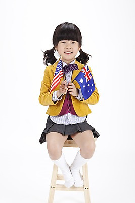 포토 JPG 스튜디오촬영 전신 여자 어린이교육 교육 교복 초등학생 어린이 의자 실내 영어교육 한명 들기 누끼 사람 앉기 동양인 소녀 한국인 깃발 성조기 국기 호주국기 여자만 여자한명만 어린이만 소녀만 소녀한명만 국내포토 1 학생 영어 옷 가구 모션 인종 내부 파일형식