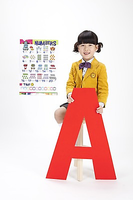 포토 JPG 스튜디오촬영 전신 문자 알파벳 영어 여자 어린이교육 교육 교복 초등학생 어린이 실내 영어교육 한명 누끼 사람 앉기 동양인 소녀 숫자 한국인 그림 숫자표 여자만 여자한명만 어린이만 소녀만 소녀한명만 국내포토 1 학생 옷 모션 인종 내부 파일형식